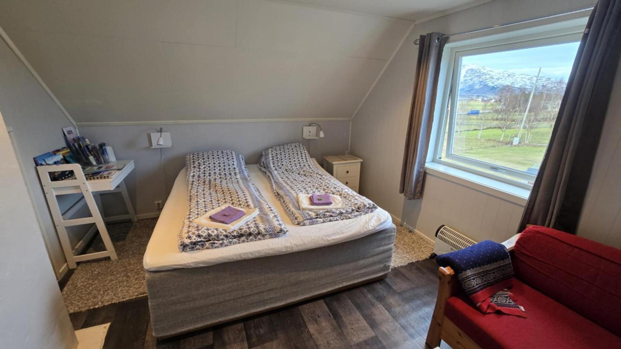 1 Room In The Yellow House, Close To Airport & Lofoten Evenskjer Экстерьер фото