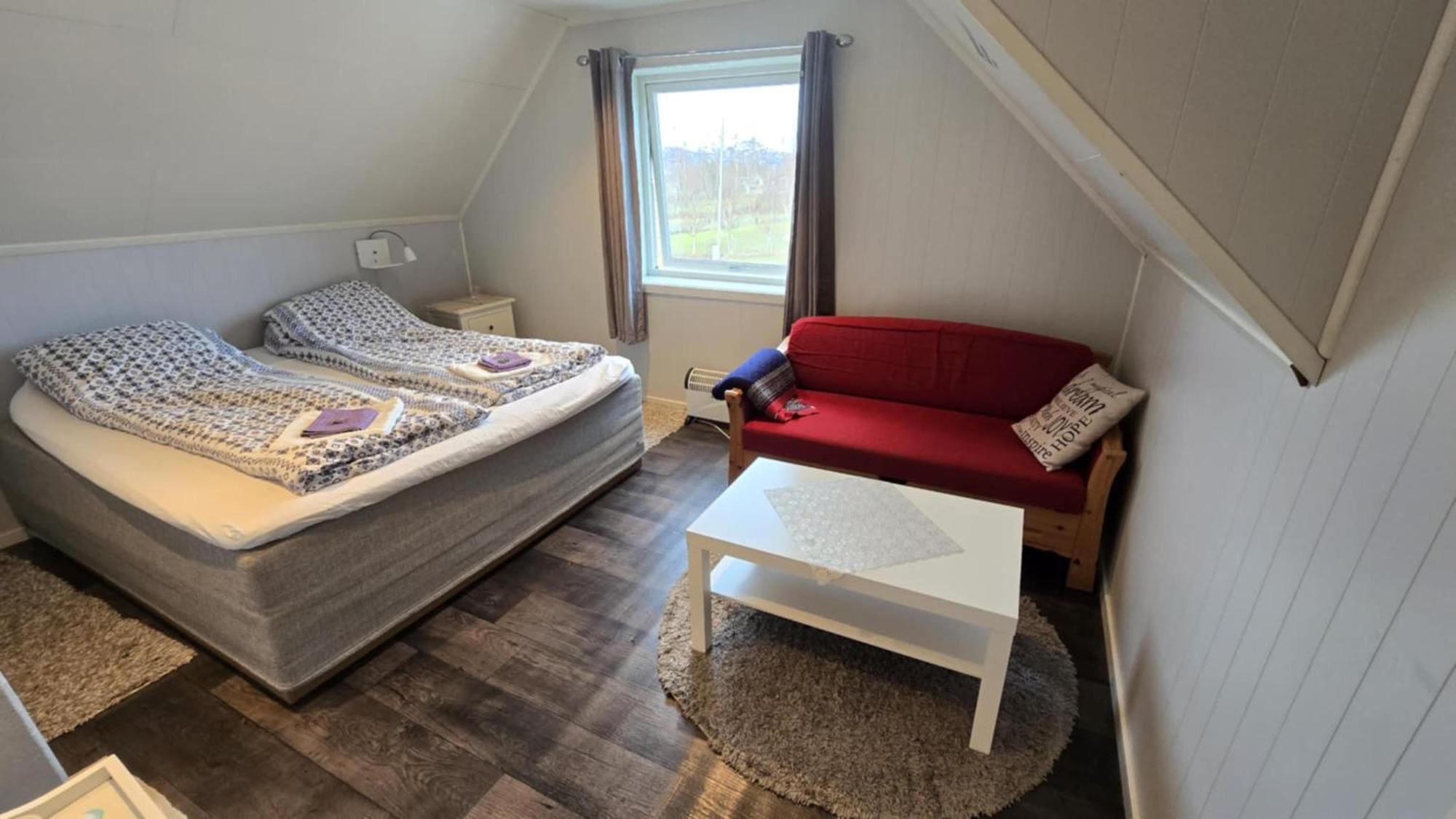 1 Room In The Yellow House, Close To Airport & Lofoten Evenskjer Экстерьер фото